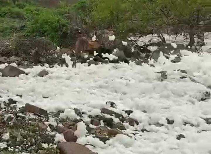 रॉक गार्डनच्या खडकात जोरदार लाटा धडकत असल्याने निर्माण झालेल्या फेसाळ पाण्याने जणू बर्फ पडावा अथवा कापूस पिंजावा अशी सफेद चादर किनाऱ्यावर पसरली आहे.