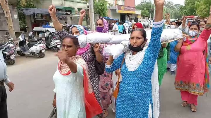 ਬਠਿੰਡਾ: ਅਧਿਆਪਕ ਜਥਬੰਦੀਆਂ ਵੱਲੋਂ ਆਪਣੀਆਂ ਮੰਗਾਂ ਦੀ ਪੂਰਤੀ ਲਈ ਵਿੱਢੇ ਸੰਘਰਸ਼ ਨੂੰ ਹੋਰ ਮਘਾਉਣ ਲਈ ਬਠਿੰਡਾ ਵਿੱਚ ਡੈਮੋਕ੍ਰੇਟਿਕ ਟੀਚਰ ਫਰੰਟ ਵੱਲੋਂ ਕੈਪਟਨ ਅਮਰਿੰਦਰ ਸਿੰਘ ਦੀ ਸਰਕਾਰ ਦਾ ਅਰਥੀ ਫੂਕ ਮੁਜ਼ਾਹਰਾ ਕੀਤਾ।