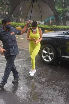 Aamna Sharif Photos: बारिश के मौसम में इस हॉट अवतार में कॉफी पीने घर से निकलीं ये अभिनेत्री, देखें तस्वीरें