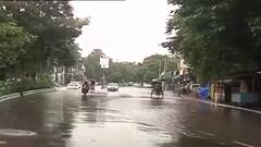 Heavy Rain Effect: ভাসছে প্রিন্স আনোয়ার শাহ রোড, যান নিয়ন্ত্রণে সমস্যা ট্রাফিক পুলিশের