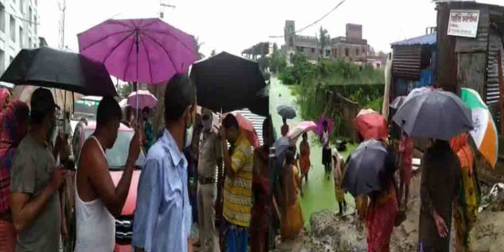 Local residents Rajpur-Sonarpur municipality stage agitation waterlogging problem after heavy downpour  Weather Update: রাস্তার জল ঢুকেছে বাড়িতে, প্রতিবাদে অবরোধ ক্ষুব্ধ রাজপুর সোনারপুর পুরসভার বাসিন্দাদের