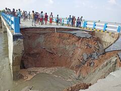 बिहार: लगातार बारिश के बाद उफान पर गंडक, बाढ़ की तबाही को रोकने के लिए बंद किया गया सत्तरघाट सेतु