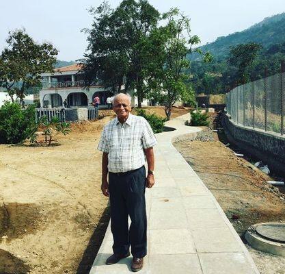 उन्होंने आगे लिखा कि, वो एक अच्छे बैडमिंटन और स्नूकर प्लेयर रहे हैं. वो अभी भी गोल्फ खेलते हैं. उनके पास असीम ऊर्जा, उत्साह है. जन्मदिन मुबारक हो प्यारे पापा. आपको लेकर हम प्राउड फील करते हैं.