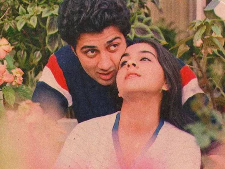 अपनी पहली फिल्म से अमृता सिंह का नाम को-स्टार सनी देओल के साथ जुड़ने लगा था. मीडिया रिपोर्ट की मानें तो फिल्म की शूटिंग से ही दोनों का अफेयर शुरू हो गया था और अमृता सनी के प्यार में पागल हो गई थीं.