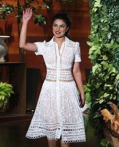 Priyanka Chopra- कह सकते हैं कि ये पीसी के बेहतरीन लुक्स में से एक है. प्रियंका ने एक फ्लोरल लेसवर्क  वाली शानदार क्रोशिया ड्रेस पहनी थी जिसे उन्होंने ग्रीन पंप्स के साथ स्टाइल किया था.
