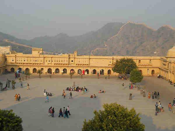 आमेर का किला जयपुर (राजस्थान) से 11 किमी की दूरी पर है. यहां बॉलीवुड फिल्म बाजीराव मस्तानी की शूटिंग हुई थी. इसके अलावा कई अन्य फिल्मों की शूटिंग के लिए भी इस जगह का इस्तेमाल किया गया गया है.