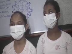 UP: बच्चों पर कोविड वैक्सीन का चल रहा है क्लीनिकल ट्रायल, डॉक्टर दंपत्ति ने जुड़वा बेटियों को लगवाया टीका 