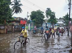 water logged Kolkata: টানা বৃষ্টিতে জল থইথই মহানগর, শহরজুড়ে জল-যন্ত্রণার ছবি