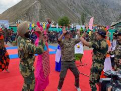 Akshay Kumar Dance Video: LoC के पास BSF जवानों के बीच पहुंचे Akshay Kumar, साथ में किया डांस, बिताया यादगार दिन