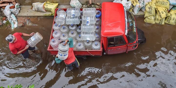 টানা বৃষ্টিতে জল থইথই মহানগর। একরাতের বৃষ্টিতে বিপর্যস্ত হয়ে পড়েছে কলকাতা।