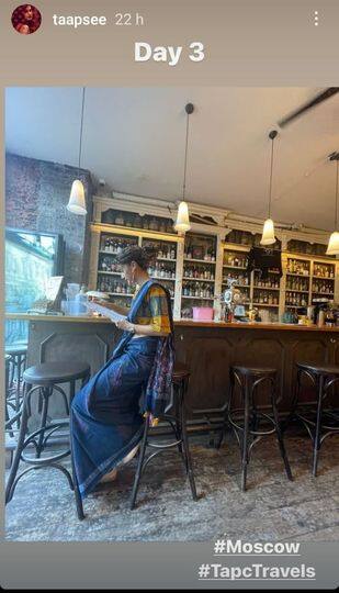 ये फोटो तापसी की शूटिंग का है.जिसमें वो एक कुर्सी पर बैठी नजर आ रही हैं. तापसी का ये साड़ी अवतार फैन्स को काफी पसंद आ रहा है.