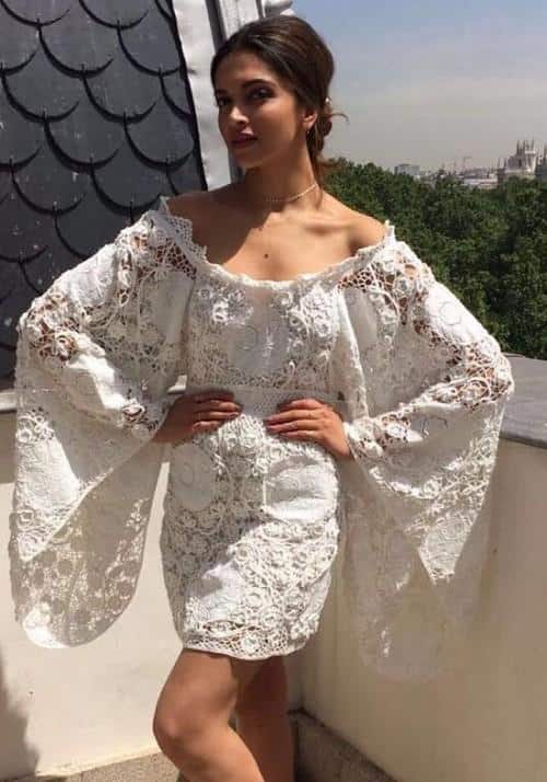 Deepika Padukone- जब बात हो स्टाइल की तो दीपिका पादुकोण का नाम लिस्ट में शामिल हो ही जाता है.  उन्होंने एक ऑफ-शोल्डर क्रोशिया ड्रेस कैरी की थी जिसमें विंग स्लीव  थी. मस्तानी ने इस आउटफिट को स्ट्रैपी सैंडल और मेसी बन के साथ और स्टाइलिश बनाया.