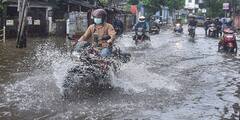 water logged Kolkata: টানা বৃষ্টিতে জল থইথই মহানগর, শহরজুড়ে জল-যন্ত্রণার ছবি