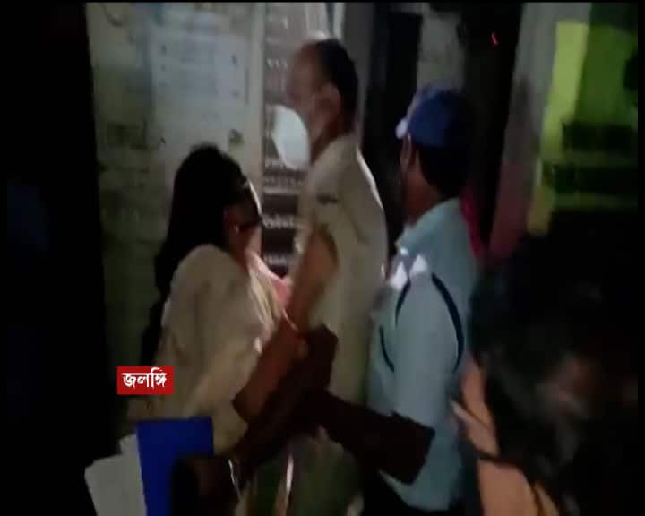 Panchayat chief beaten up in Jalangi, allegations against Trinamool activists পঞ্চায়েত প্রধানকে চুলের মুঠি ধরে বেধড়ক মার জলঙ্গিতে, অভিযোগ তৃণমূল কর্মীদের বিরুদ্ধে