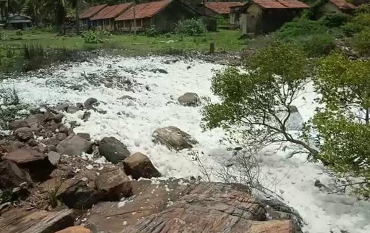 राज्यात सक्रिय झालेल्या मान्सूनमुळे कोकण किनारपट्टी भागात मुसळधार पाऊस कोसळत आहे. समुद्र खवळून निघालाय जोरदार लाटा किनारपट्टीवर धडकत आहेत.