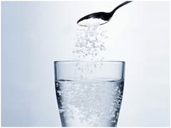 नमक और पानी के घोल से मिल सकती है कई बिमारियों से राहत, जानें इसके फायदे