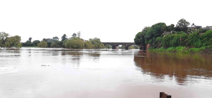 जिल्ह्यातील 48 बंधारे पाण्याखाली गेले आहे. नदी काठच्या गावांना सतर्कतेचा इशारा दिला आहे