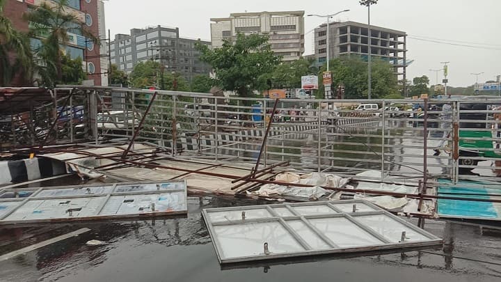 Vadodara : વાવાઝોડા સાથે વરસાદનો પ્રારંભ, અનેક જગ્યાએ ભરાયા પાણી, મહાકાય હોર્ડિંગ્સ થયું ધરાશાયી Vadodara : Heavy rain start in Vadodara, hording and tree collapse Vadodara : વાવાઝોડા સાથે વરસાદનો પ્રારંભ, અનેક જગ્યાએ ભરાયા પાણી, મહાકાય હોર્ડિંગ્સ થયું ધરાશાયી