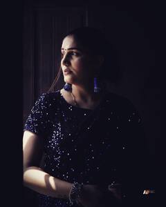 Sapna Choudhary Photos: नीली साड़ी में खूबसूरती दिखाकर हरियाणवी सिंगर ने बरपाया फैंस पर कहर, देखें तस्वीरें