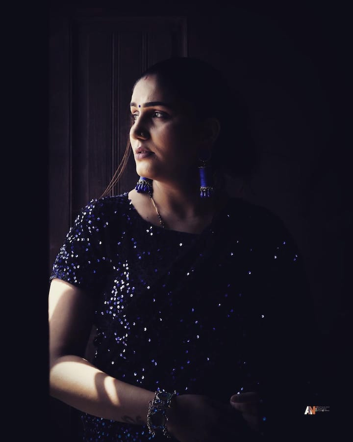 उन्होंने साड़ी के साथ मैचिंग बिंदी और लिपस्टिक लगाई है. उन्होंने अपने लुक को ब्रेसलेट, रिंग और मैचिंग ईयररिंग्स से कंप्लीट किया है.