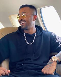 Hardik Pandya Photos: पत्नी नताशा के साथ करोड़ों रुपए की घड़ी पहनकर हार्दिक पांड्या ने दिया पोज, पूरी कीमत जान होश उड़ेंगे