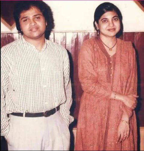 ये तस्वीर हिमेश रेशमिया है और इसमें वो मशहूर सिंगर अलका याग्निक के साथ पोज दे रहे हैं. वो अब इतने बदल गए हैं कि आप पहचान भी नहीं पाएंगे.