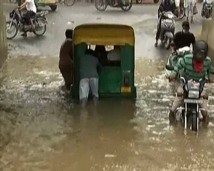 બુધવારથી અમદાવાદમાં સત્તાવાર ચોમાસાનું આગમન થયું. આ તરફ પહેલા વરસાદે જ શહેરમાં પ્રિ મોન્સૂનનો પ્લાન ખુલ્લો પાડી દીધો. ક્યાંક વૃક્ષ ધરાશાયી થવાના તો ક્યાંક રોડ ઉપર પાણી ભરાઈ જવાની સ્થિતિનો નવ કલાક બાદ પણ ઉકેલ ન આવ્યો. ABP અસ્મિતાએ અમદાવાદના માણેકબાગ, પરિમલ ગાર્ડન રખિયાલ બાપુનગર વિસ્તારમાં વરસાદની સ્થિતિ અંગે ચકાસણી કરી.