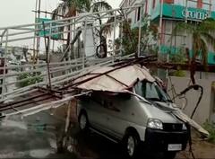 Vadodara : ભારે પવન-વરસાદને કારણે બેનરનો બ્રિજ કાર પર ધરાશાયી, જુઓ તસવીરો