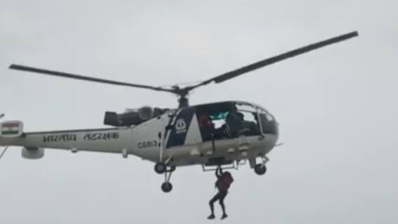 Raigarh : समुद्र में फंसा Barge MV मंगलम जहाज... 16 लोगों की Rescue कर बचाई गई जान | Matrabhumi