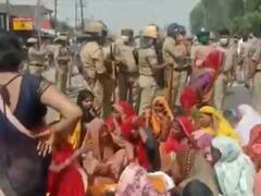 उन्नाव: दुर्घटना में मारे गए युवकों के परिजनों ने किया पथराव, 12 पुलिसकर्मी घायल, 43 लोग गिरफ्तार