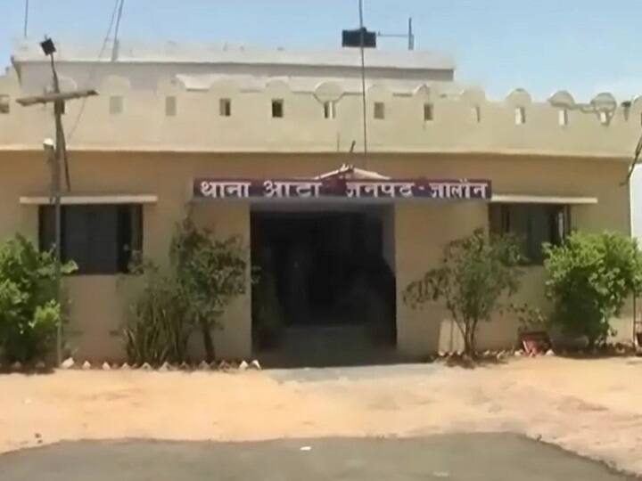 fight between women groups over minor dispute in jalaun uttar pradesh ann UP: मामूली विवाद को लेकर महिलाओं के बीच जमकर चले लाठी-डंडे, पुलिस ने कराया समझौता 