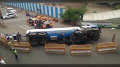 Nashik : नाशिकच्या द्वारका चौकात गॅसचा टँकर उलटला ; टँकर हटवण्यासाठी तज्ज्ञांचं पथक दाखल