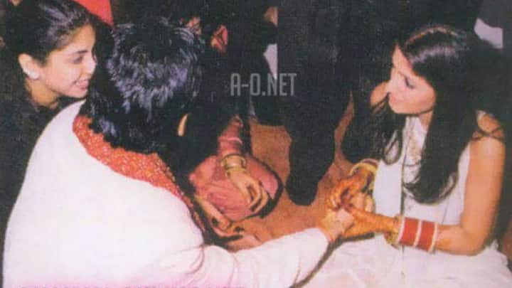 Akshay-Twinkle at their mehendi ceremony. [Pic credit: Instagram/_weddings_pictures]