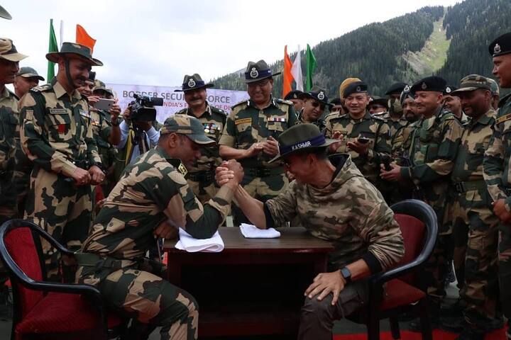 सुत्रांच्या माहितीनुसार अभिनेत्यानं, तुलैलमधील नीरु हे गाव सर्वप्रथम गाठलं. ज्यानंतर त्यानं बीएसएफ जवानांशी संवाद साधला. (छायाचित्र सौजन्य- instagram bsf_india, instagram_akshaykumar)