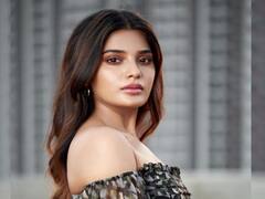 நான் தான் உன் டோனி என்னோட வா நீ.. அழகே ஆத்மிகா..!