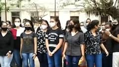 રાજકોટ સિવિલ હોસ્પિટલ ખાતે PDU કોલેજમાં અભ્યાસ કરતા તબીબોએ કર્યું વિરોધ પ્રદર્શન