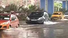 Kolkata Heavy Rain: পার্ক সার্কাসের কাছে জলের নিচে রাস্তার একাংশ, দুর্ঘটনায় এড়াতে একদিক দিয়ে চলছে গাড়ি