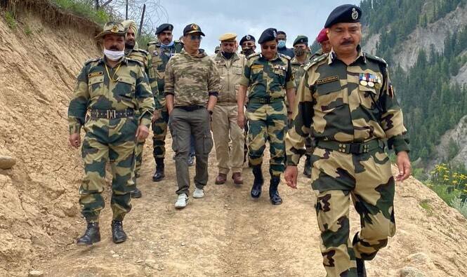 यावेळी त्यानं जवानांशी काही खास खेळही खेळले. व्हॉलिबॉल खेळण्यापासून गप्पांचा फड रंगवण्यापर्यंतची एकच धमाल यापेळी पाहायला मिळाली. (छायाचित्र सौजन्य- instagram bsf_india, instagram_akshaykumar)