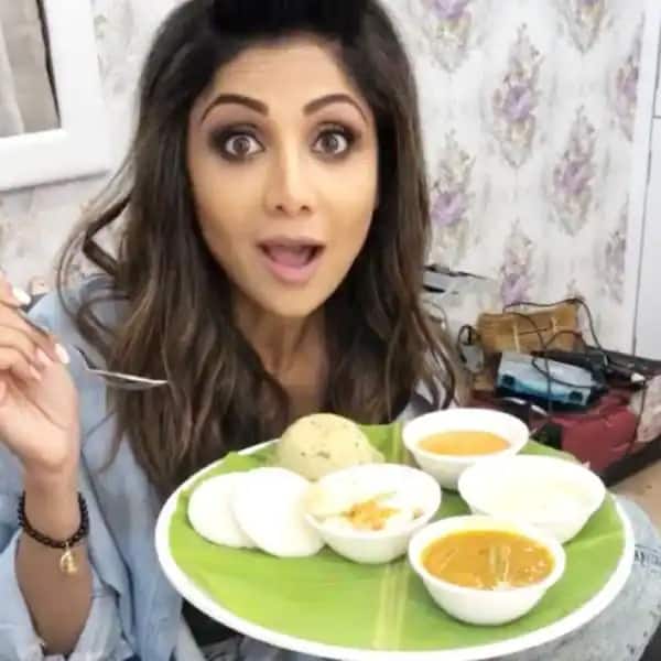 'सुपर डांसर- 4' की जज शिल्पा शेट्टी कुंद्रा को फिटनेस फ्रीक के रूप में जाना जाता है. वह नाश्ते में केला, सेब और ब्लूबेरी के साथ ओट्स, मूसली लेना पसंद करती हैं. अगर वह जल्दी उठती हैं तो उन्हें बादाम दूध, केला, कच्चे ओट्स आदि खाना पसंद करती हैं. वह एवोकाडो के साथ दो अंडे या मक्खन और चाय के साथ होल-व्हीट टोस्ट खाती हैं.