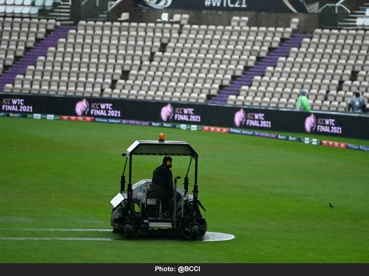 पावसाच्या बॅटिंगमुळे पहिल्या दिवसाचा खेळ पूर्णपणे वाया गेला. भारतीय वेळेनुसार दुपारी साडेतीन वाजता हा सामना सुरु होणार होता.