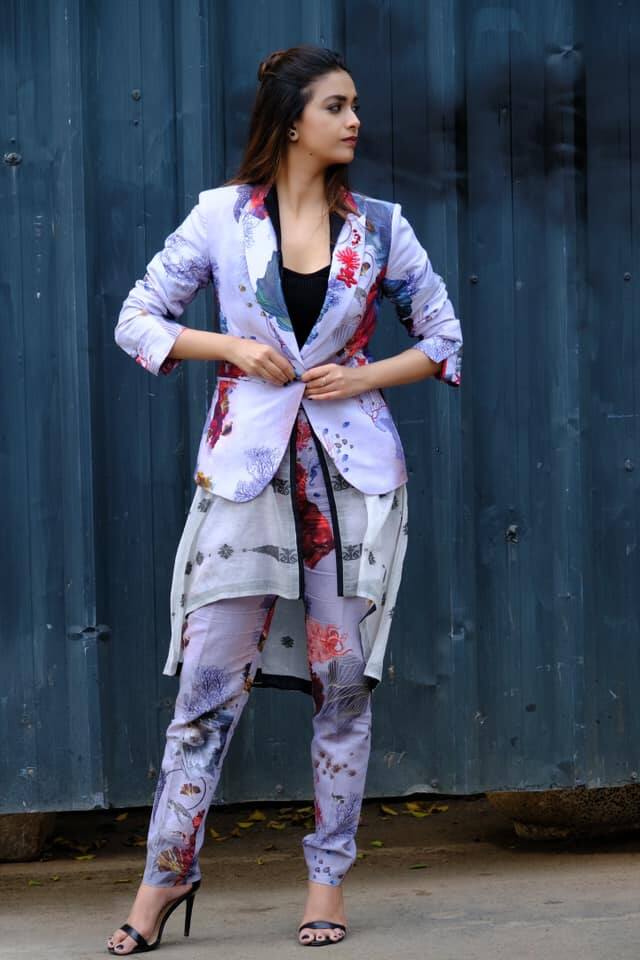 தொல்லப் பண்ணி அலையாம திரியாம கிடைக்கிற காதலே வேணாமடா