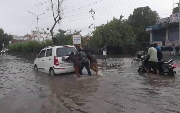 છેલ્લા 4 કલાકમાં જ આણંદમાં 7 ઇંચ વરસાદ ખાબકી ચૂક્યો છે. તેમજ હજુ આગામી 3 કલાકમાં ભારે વરસાદની આગાહી કરવામાં આવી છે. સવારે બે કલાકમાં સુરતના ઓલપાડ 2.5 ઈંચ, સુરતના ચોરયાશીમાં અઢી ઈંચ, આણંદના પેટલાદમાં 1.5 ઈંચ અને બોટાદના બરવાળામાં અડધો ઈંચ  ખાબક્યો હતો.