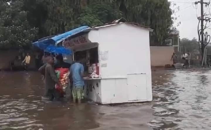 આણંદઃ ગુજરાતમાં સત્તાવાર ચોમાસાની શરૂઆત થઈ ગઈ છે. ત્યારે આજે સવારથી જ કેટલાક વિસ્તારોમાં વરસાદ ખાબક્યો હતો. ગુજરાતમાં આજે સવારે 6 થી 8માં રાજ્યના 25 તાલુકામાં વરસાદ પડ્યો હતો. સૌથી વધારે આણંદમાં 7 ઈંચ વરસાદ ખાબક્યો હતો.