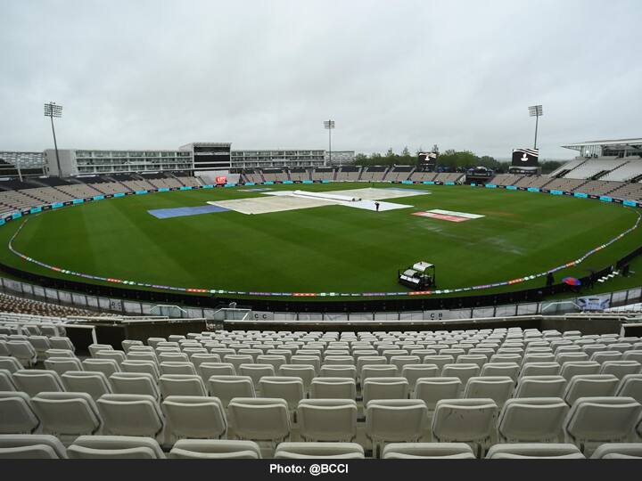 पावसामुळे आणि आऊट फिल्डवर पावसाचे पाणी असल्याने सामना खेळला गेलाच नाही.