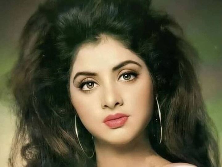 ऐसा माना जाता है कि दिव्या की मौत उनके पांचवीं मंजिल स्थित फ्लैट से गिरकर हुई. दिव्या भारती की मौत आजतक सुलझ नहीं सकी है. मौत के वक्त दिव्या की उम्र केवल 19 साल थी.