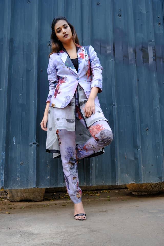 போற போக்கில் ஒரு லுக்க விட்டு என்ன செஞ்சிட்டாளே என்ன செஞ்சிட்டாளே!