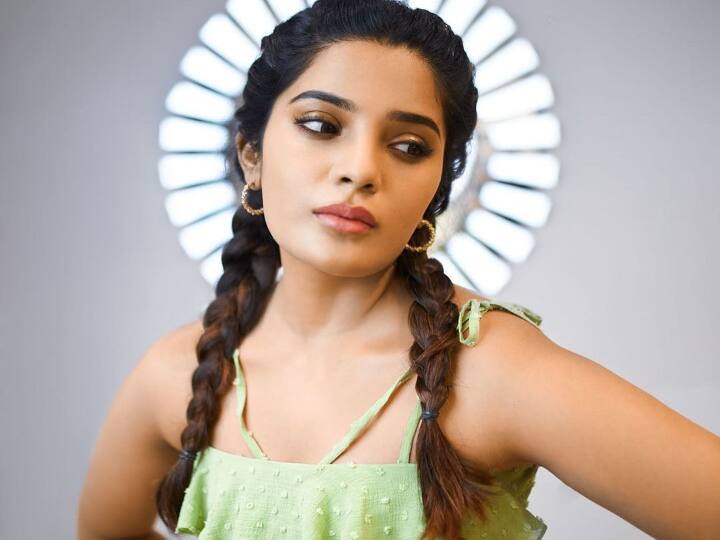 தங்கம் போல் மினுமினுக்குது  உன்னோட மேனி