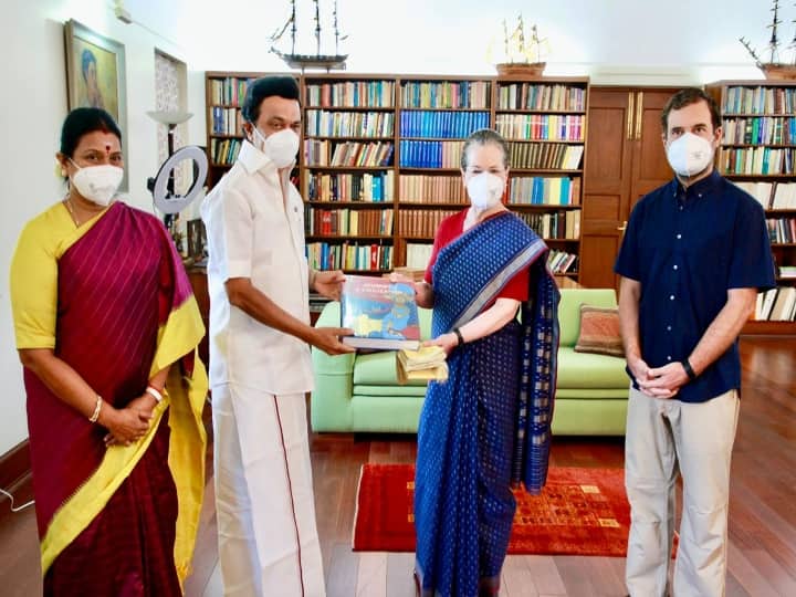 Tamil Nadu CM MK Stalin Presented the book to Congress Chief Soina Gandhi MK Stalin Meet Soina Gandhi : ’மு.க.ஸ்டாலின் சோனியாவுக்கு பரிசளித்த புத்தகம்’ கூகுளில் தேடும் இளைஞர் பட்டாளம்..!