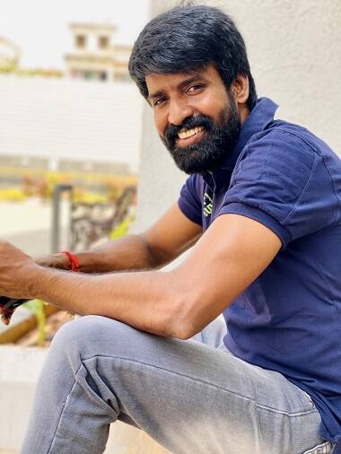 கொரோனாவிலிருந்து இயல்புநிலை திரும்பியதாக ட்விட்டரில் புகைப்படங்கள் போஸ்ட் செய்திருக்கிறார் நடிகர் சூரி