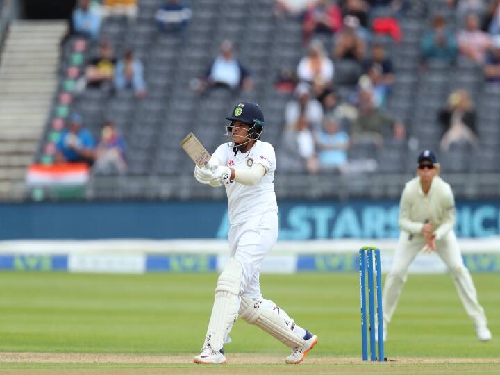 Indian women's cricket team trail England by 209 runs at end of Day 2 of one-off test ஷெஃபாலி-மந்தானா அபார அரைசதம்: 2ஆவது நாள் முடிவில் இந்தியா 187 ரன்கள் குவிப்பு !